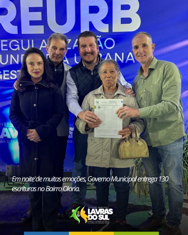 Em noite de muitas emoções, Governo Municipal entrega 130 escrituras no Bairro Olaria